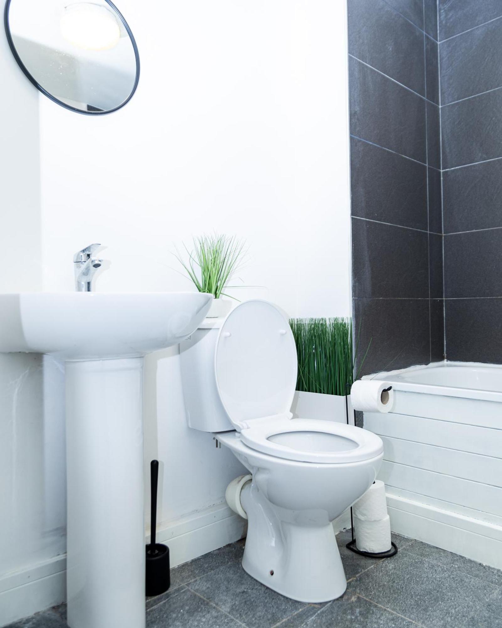 Spacious Ground Floor Apt Near Old Trafford Stadium แมนเชสเตอร์ ภายนอก รูปภาพ